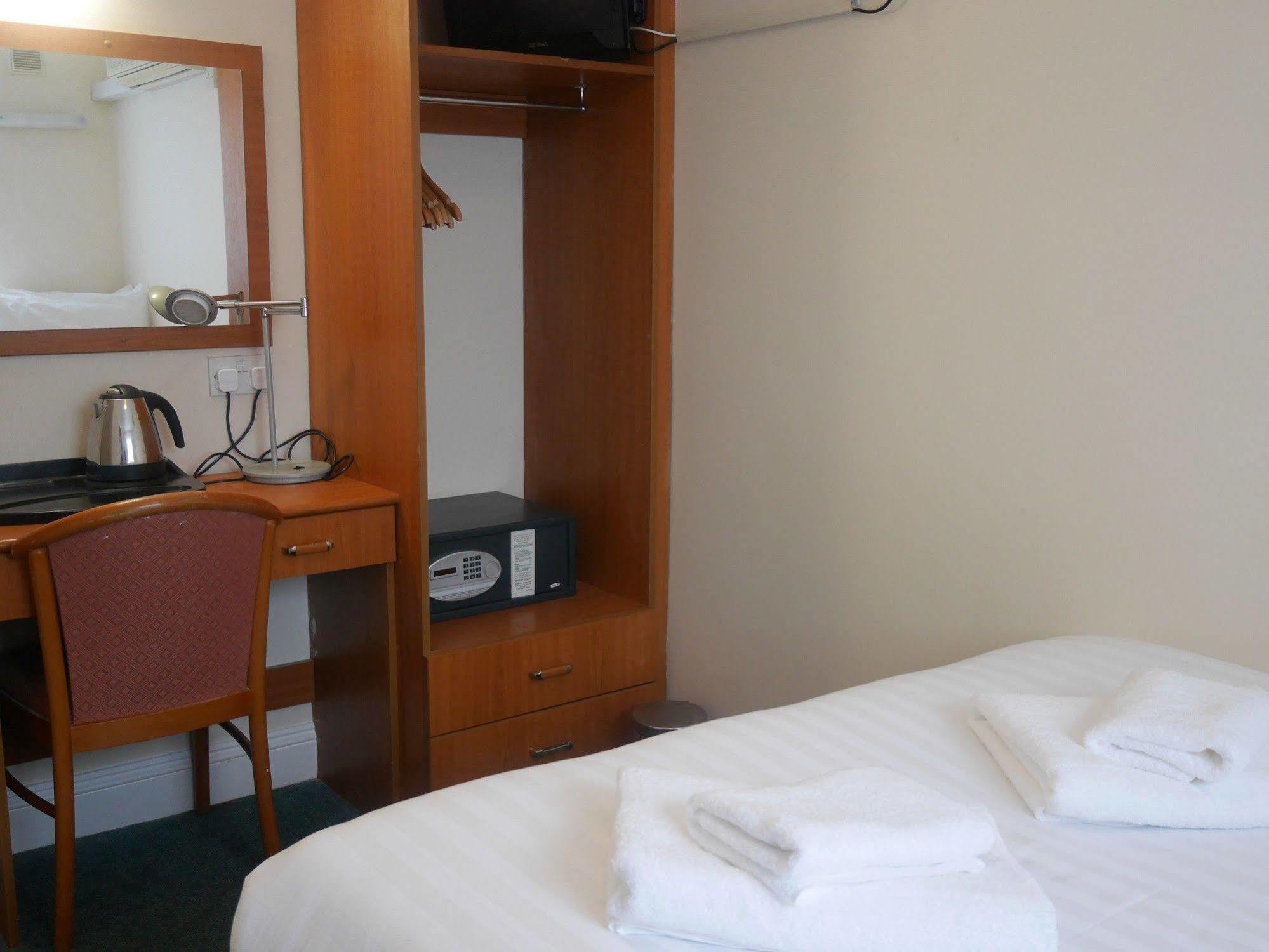 Sk Heathrow Hotel Hayes  Bagian luar foto