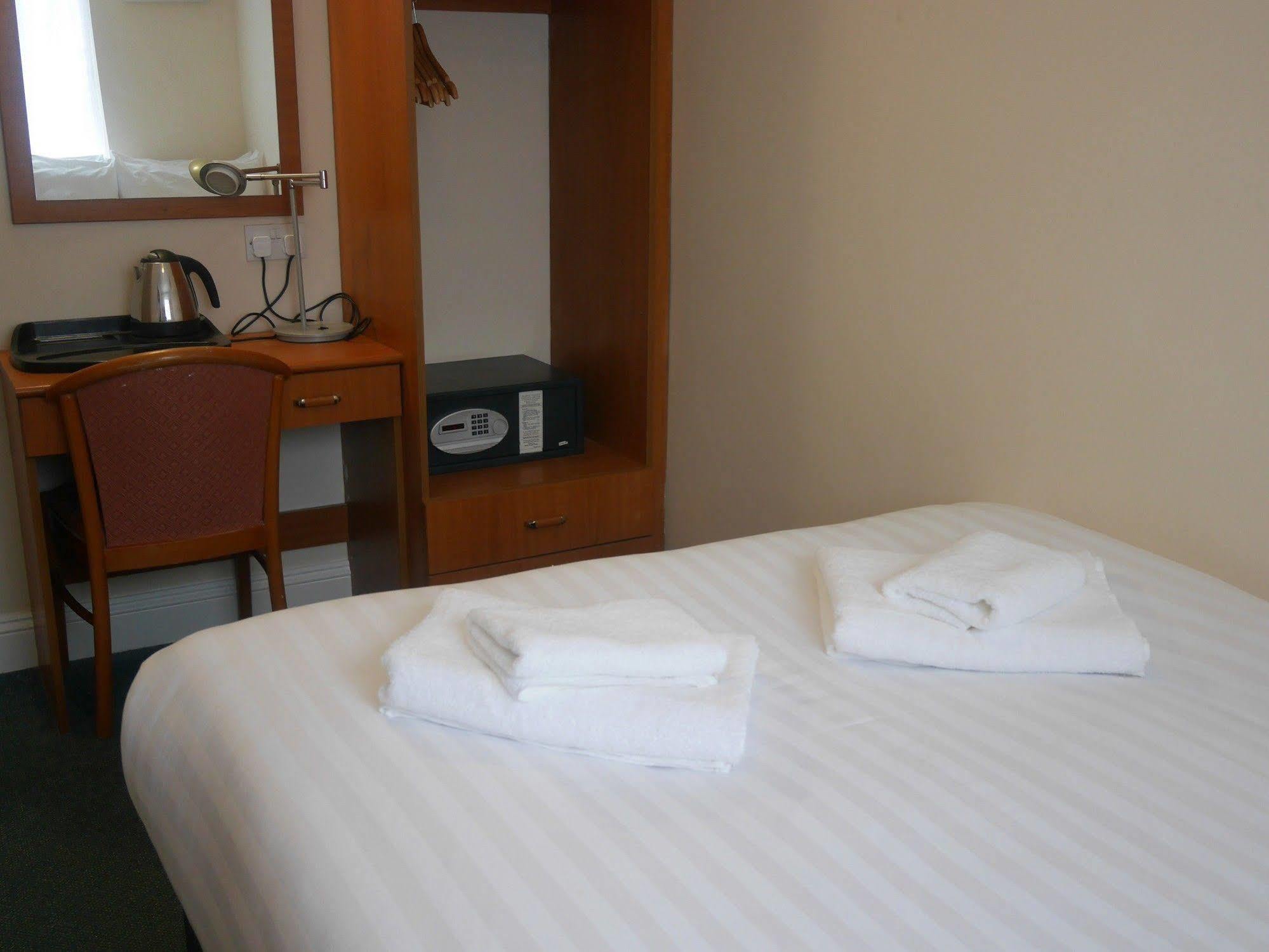 Sk Heathrow Hotel Hayes  Bagian luar foto